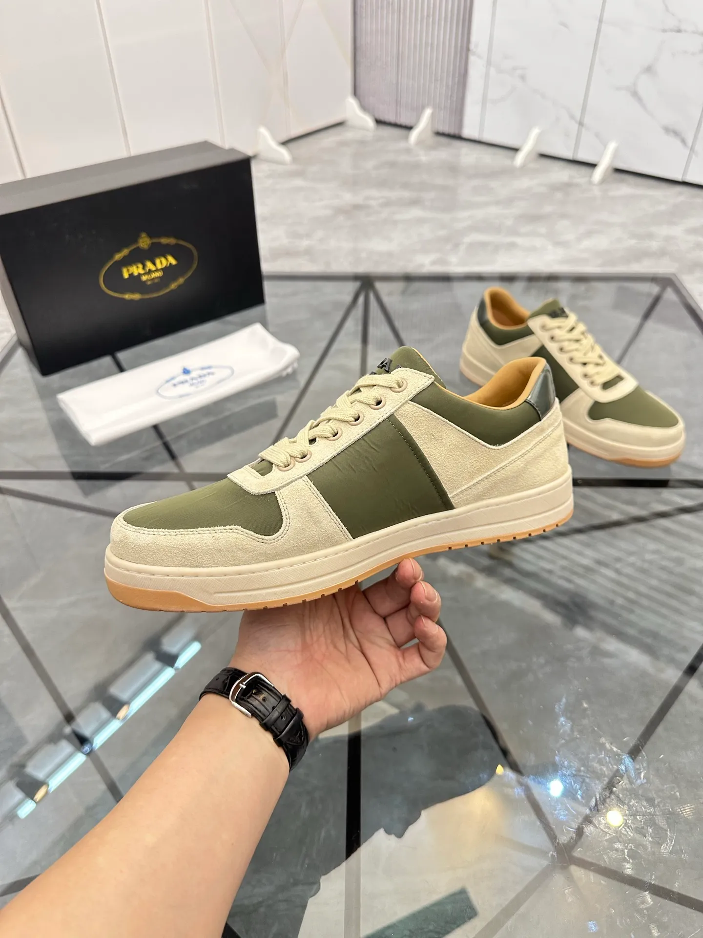 Men's shoes: 💰P420¥ Product trademark: Prada *"Prada*" low-top casual shoes Regular size: 38-44 (can be customized to 45) Product materials: imported cowhide upper with original fabric, breathable lining, original outsole. Number: 020